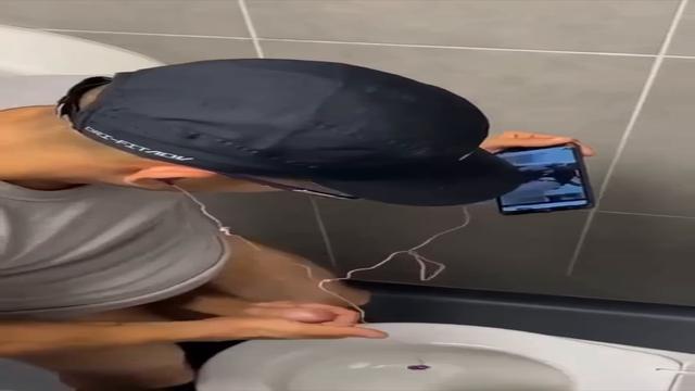 Batendo uma no banheiro 