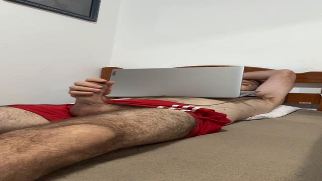 Vendo um porno e batendo uma