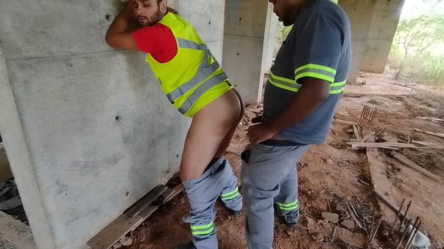 Pedreiro gostoso me fudeu sem dó (parte 3)