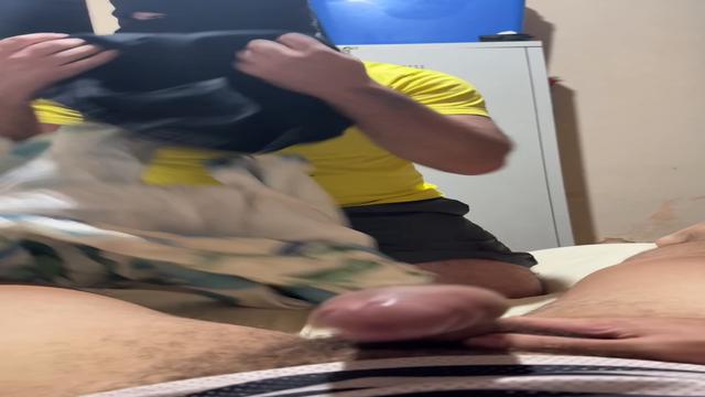 PARTE 1 - MALTRATANDO e ESCULACHANDO esse casado submisso. Mijei na boca dele, fiz cuecao nele até o rego dele ficar assado. GOZEI E FIZ ENGOLIR TUDO e limpar meu pau com a língua ?. Arrasta pro Lado pra Ver O VITAO DOMINANDO O MACHO CASADO!! Ainda botei 