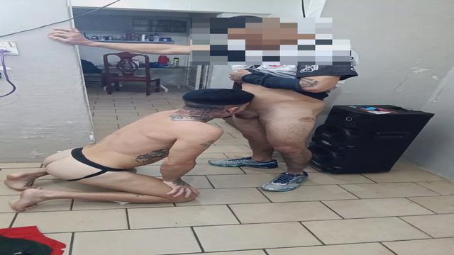 Fez as entregas e veio me dá leite dentro do cu esse...