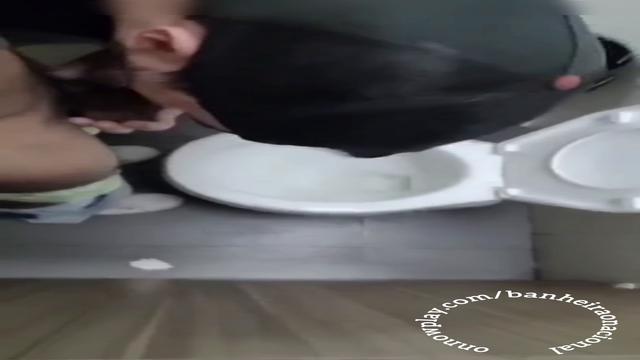 Metendo no banheirão 
