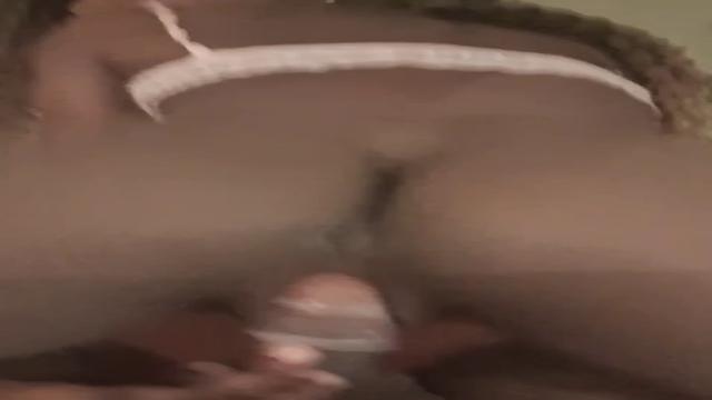 Mulata gostosa sentando na pica do amigo 