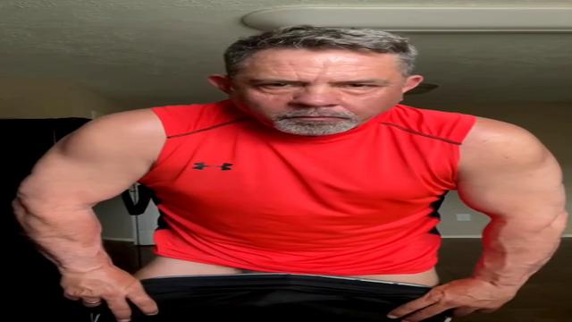 Coroa gostoso se exibindo na cam