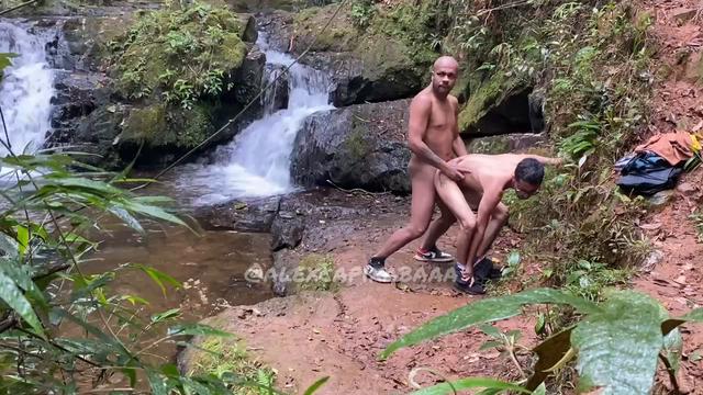 06 00 Sexo bareback na cachoeira 
