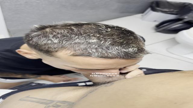 O calouro me pegou tocando uma no banheiro da faculdade e acabou voltando pra aula cheio de leite 