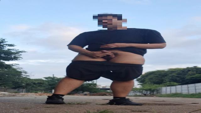 Peladão no terreno abandonado