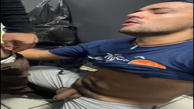 BANHEIRÃO - MACHO ME COMEU E GOZOU NA MINHA BOCA - V...