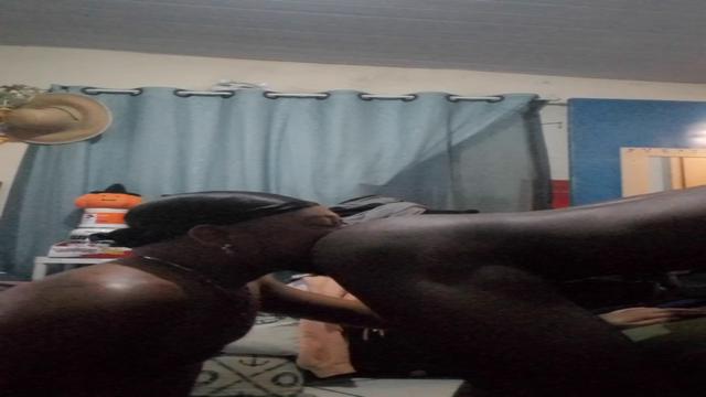 Chupando o cu do meu negão submisso 