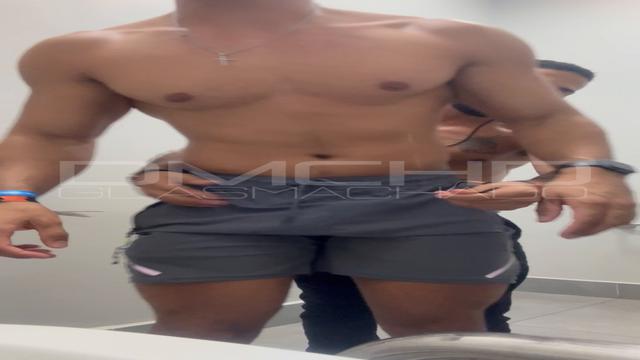 Douglas Machado x Júlio Imperador fazendo putaria no banheiro da balada 