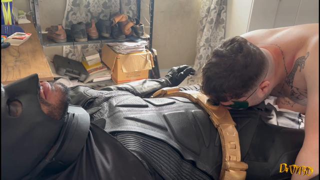 Robin ajudou o batman a se aliviar depois de um long...