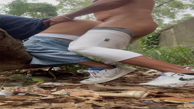 Macho me colocou em cima do tronco da árvore e meteu...