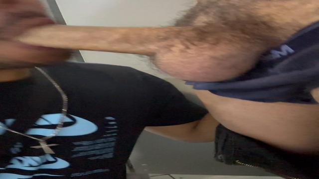 Novinho me encheu de leite dentro do banheiro do mer...