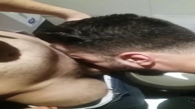 Cai de boca no pau do mlk na balada 