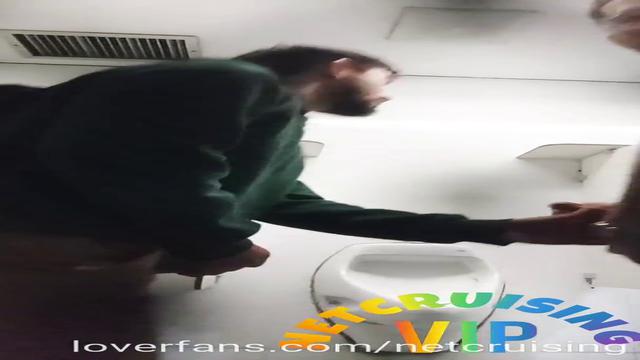 Casados pauzudos numa aventura deiciosa no banheiro ...