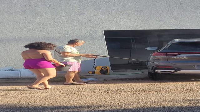 Ele me pagou por lavar o carro