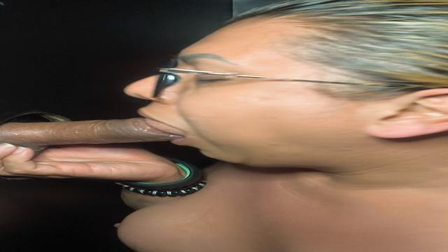 Chupando pau de estranhos no hot 