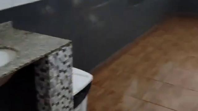 Se exibindo na banheiro do posto!