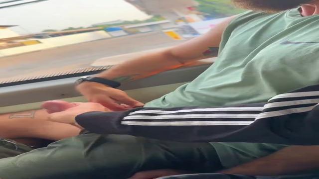 Fazendo o cara gozar no ônibus ( mão amiga )