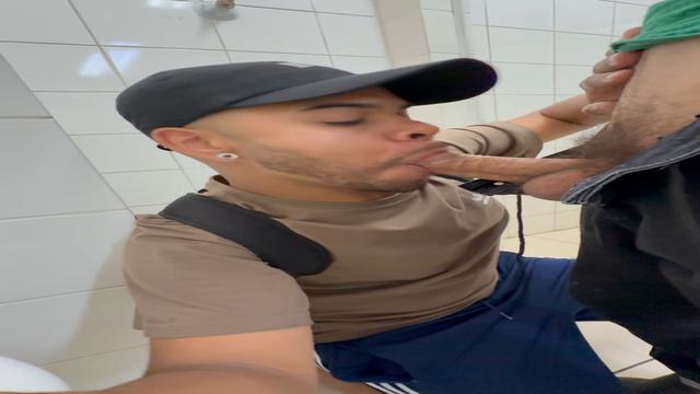 Uma mamada rápida na piroca do puto no banheirao