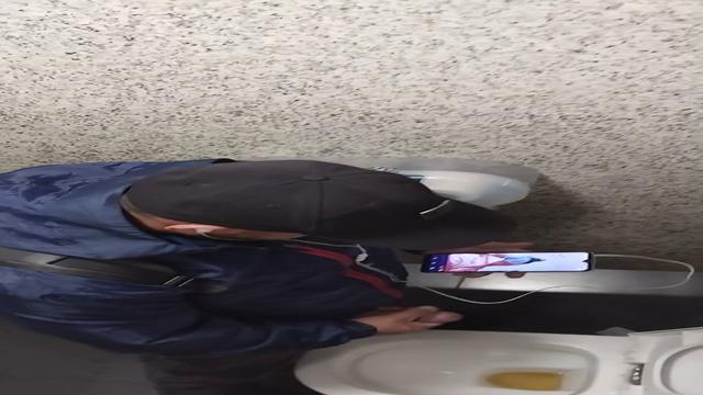 Hétero safado na punheta vendo mulher 