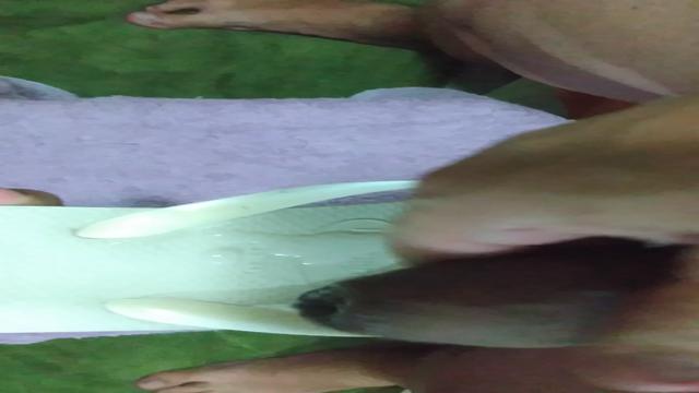 Limpando as havaianas gozadas