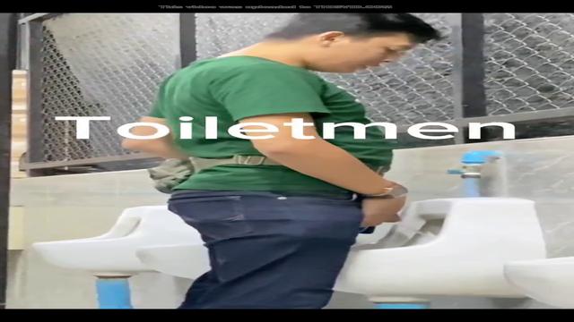 Flagras de machos Mijando em banheiro Pubiico