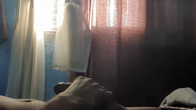 Batendo uma punheta logo de manhã ????