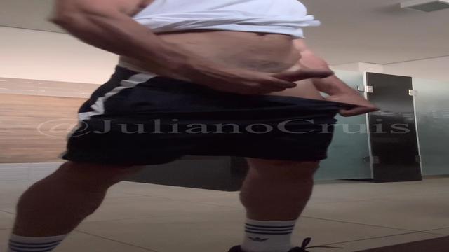 210 - Batendo uma no banheiro da academia. Adrenalin...