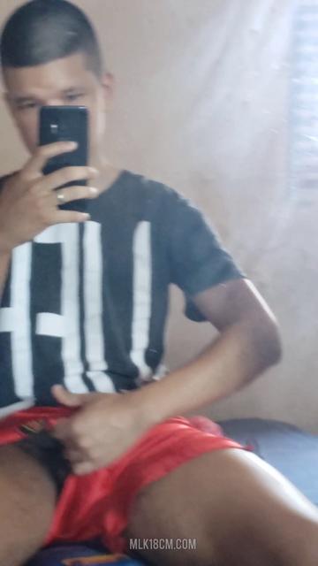 Brincando com o pau no short de futebol
