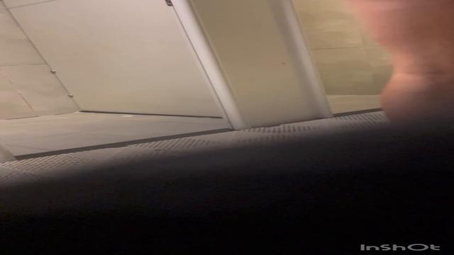 Safado fica se masturbando de porta aberta 