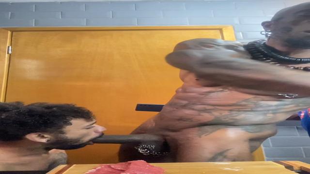 FUDENDO NA COZINHA 