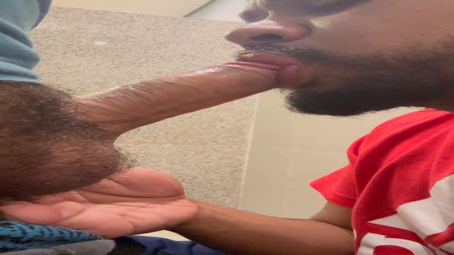 Caindo de boca na rola gostosa do macho e tomando le...