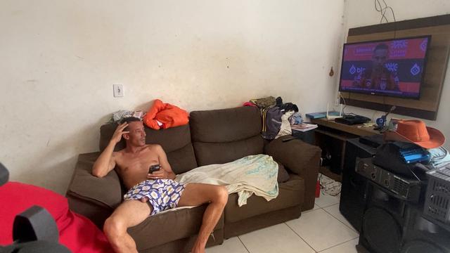 Sendo assistido pela câmera enquanto batia punheta