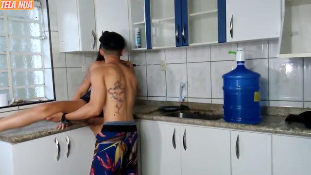 MARIDO DESCONFIA QUE O FILHO DO VIZINHO TÁ PEGANDO S...