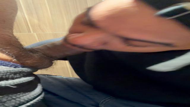 Mamei gostoso a pica do puto casado no banheiro do m...