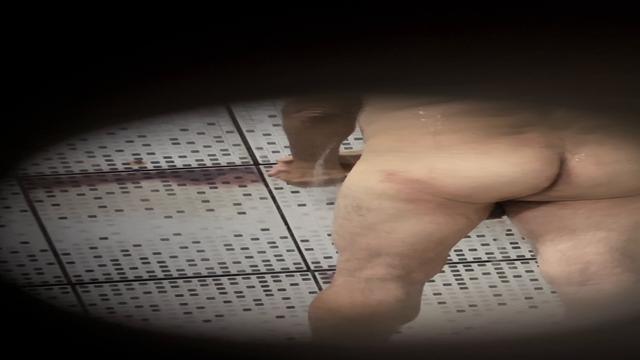 Caminhoneiro maduro rabudo no banho 