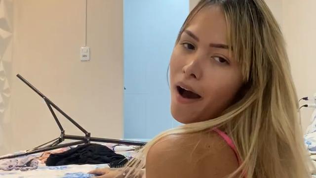 Em casa brincando sozinha com o cuzinho querendo uma...