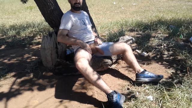 falando, exibindo o pau