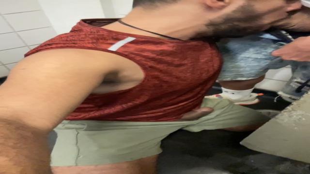 BANHEIRÃO -TREPANDO COM HOMENS CASADOS - VIDEO 03