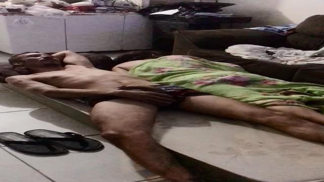 Eu batendo punheta e ela dormindo só lado