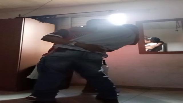 Comendo o cu do cobrador de ônibus novinho dotado 