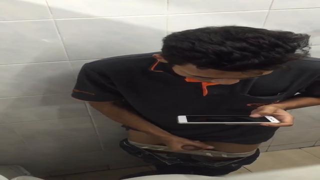 Funcionário gozando no banheiro 