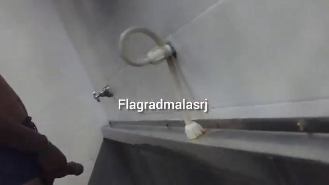79 - Negao se exibindo no mictório do vestiário