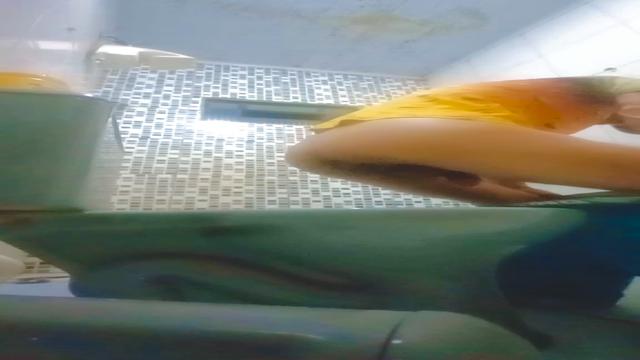 SÉRIE FETICHES: Cagando e mostrando a bosta saindo 2