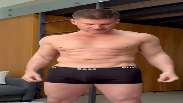 Coroa gostoso se exibindo 