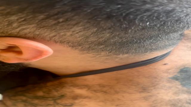 Recebendo mamada do barbeiro enquanto o uber nao chega