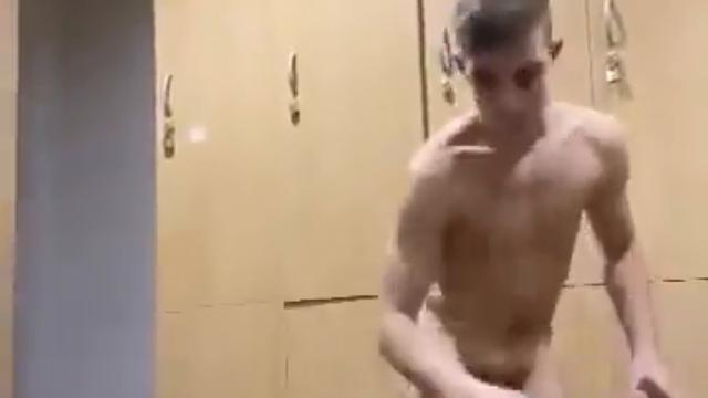 Flagrando os novinhos no vestiário