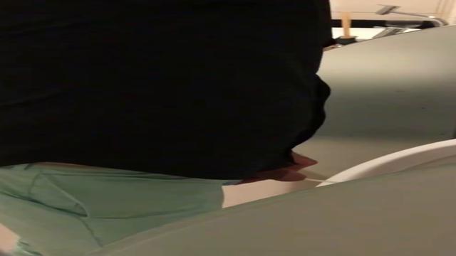 Mijando no banheiro 