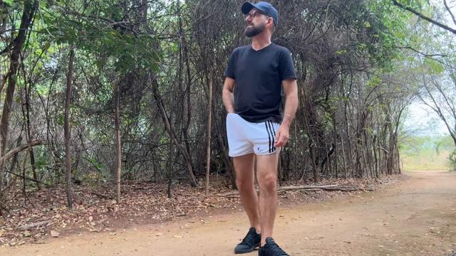 Vídeo 5 de 6 caminhando no bosque, exibindo o pau no...